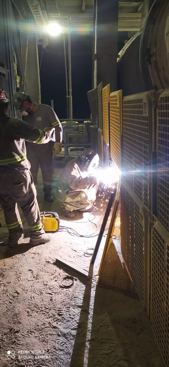 Soldadores da RB em serviço noturno de manutenção industrial