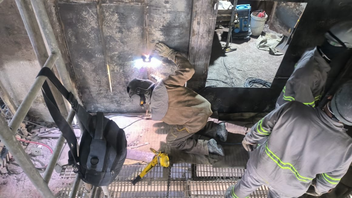 Soldagem em espaço confinado durante manutenção de equipamento
